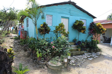 Fototapeta na wymiar Casa en el campoWooden house in Dominican Republic 