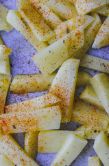 Patate crude condite e pronto ad essere infornate