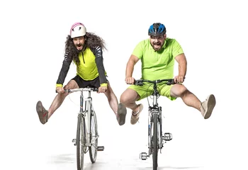Fotobehang Mollige en magere jongens fietsen © konradbak
