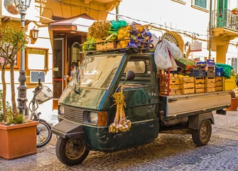Abwaschbare Fototapete Palermo Mobiler Laden eines Gemüsehändlers in der Straße von Cefalù  Sizilien  Italien
