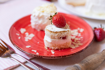 Törtchen mit Quark und Sahne und weißer Schokolade und Erdbeeren