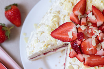 Torte und Törtchen mit Quark und Sahne und weißer Schokolade und Erdbeeren