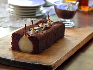 Bolo de chocolate com pera