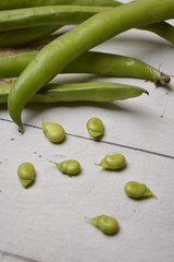 fave legumi su tavolo di legno