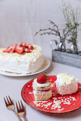Torte und Törtchen mit Quark und Sahne und weißer Schokolade und Erdbeeren
