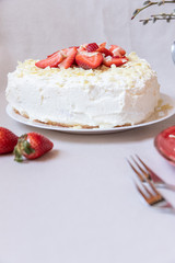 Torte und Törtchen mit Quark und Sahne und weißer Schokolade und Erdbeeren