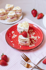Törtchen mit Quark und Sahne und weißer Schokolade und Erdbeeren
