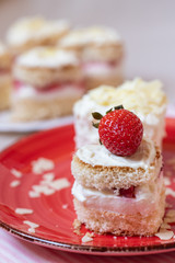 Törtchen mit Quark und Sahne und weißer Schokolade und Erdbeeren