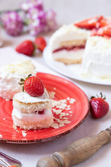 Torte und Törtchen mit Quark und Sahne und weißer Schokolade und Erdbeeren