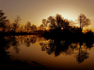 Fototapeta na wymiar złocisty wschód słońca nad rzeką