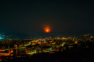 Naklejka premium Florence by night the beautiful city with the landmark and famous red sun 