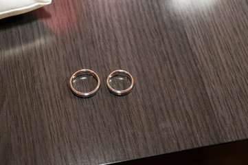 dos anillos de compromiso sobre una superficie de madera