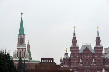 Obraz premium Red square with a view of Lenin's mausoleum, State historical Museum and Nikolskaya tower Moscow, Russia
