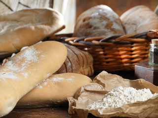 Pane e filoni su un tavolo di legno tradizionale italiano