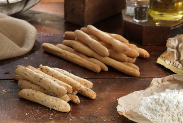 Grissini su un tavolo in legno tradizionale italiano