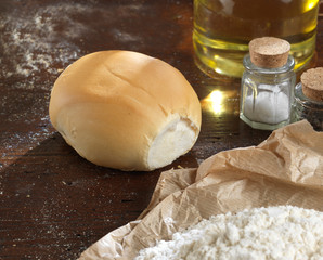 Pane singolo italiano su un piano tradizionale in legno