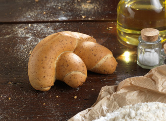 Pane singolo italiano su un piano tradizionale in legno