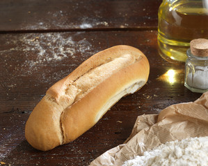 Pane singolo italiano su un piano tradizionale in legno