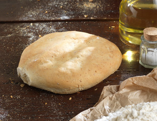 Pane singolo italiano su un piano tradizionale in legno