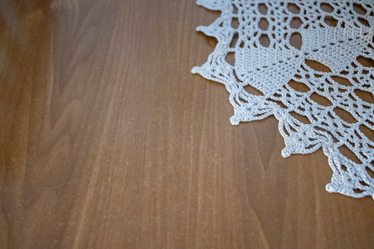 Tapete de ganchillo en madera