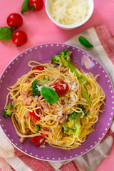 Healthy spaghetti with ham, broccoli and tomato