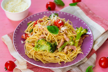 Healthy spaghetti with ham, broccoli and tomato