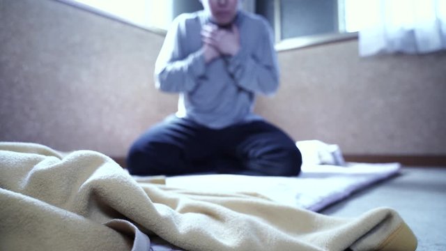 自殺をする男性・服毒自殺