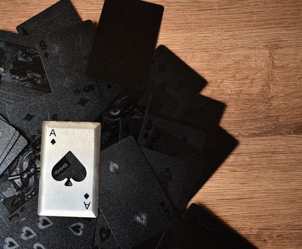 Cartas de poker Texas holdem, cartas en mesa de madera, poker, cartas, suerte, oro, gold, ace, cardar, apostar, jugada, mapa, azar, ganar, dinero, mesa, blanco, juego, azar, 