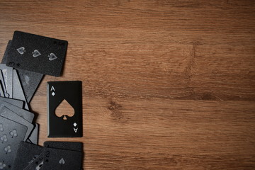 Cartas de poker Texas holdem, cartas en mesa de madera, poker, cartas, suerte, oro, gold, ace, cardar, apostar, jugada, mapa, azar, ganar, dinero, mesa, blanco, juego, azar, 