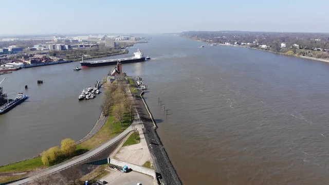 Ausblick und Rundumsicht auf Hamburg, den Hamburger Hafen und die Elbe während der Corona Pandemie