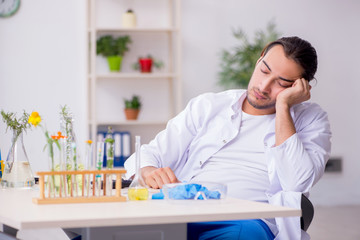 Obraz premium Young male chemist working in the lab