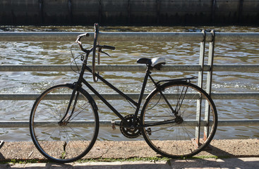 Fototapeta na wymiar old bicycle on the riverside