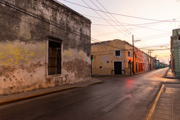 Fototapeta na wymiar Contingencia por COVID-19 Coronavirus, calles vacías en el Centro de Mérida, Yucatán, México.