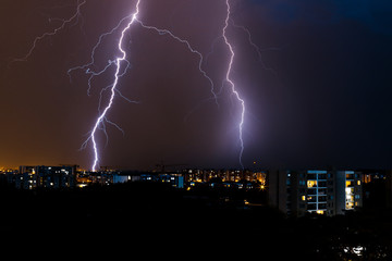 tormenta eléctrica en la ciudad. 