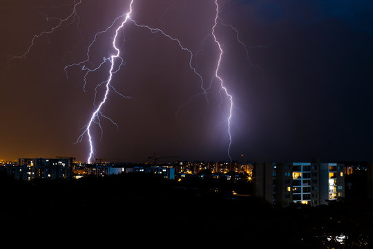 tormenta el&eacute;ctrica en la ciudad. 