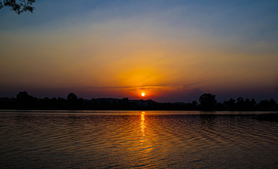 Atardecer en lago.