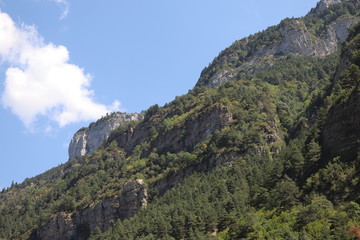 Fototapeta na wymiar paysage ville Aquézar montagne château, falaises canyons architecture