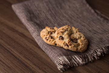 galletas sobre un fondo de tela y fondo de madera