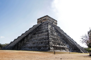 Fototapeta na wymiar chichen itza pyramid