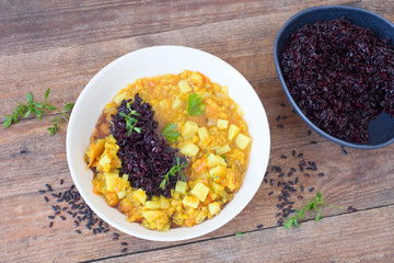 Rote Linsen mit schwarzem Reis	