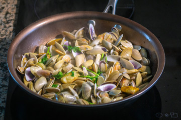 Prepared cooked dish of edible saltwater clams, of the species Donax trunculus,  a bivalve in the family Donacidae. Native to the Mediterranean and Atlantic coasts of western Europe.