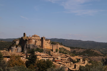 Fototapeta na wymiar paysage ville Aquézar montagne château, falaises canyons architecture