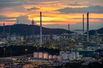 Obraz premium Beautiful sunset petrochemical oil refinery factory plant cityscape of Chonburi province at night , landscape Thailand