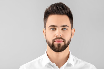 Obraz premium Portrait of young businessman on light background