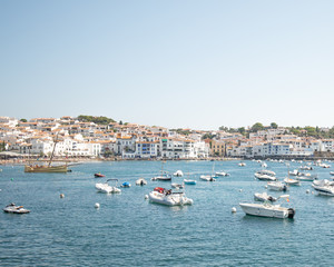 Mar con pueblo de fondo en el verano.