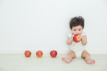 Fototapeta na wymiar 赤ちゃんとリンゴ
