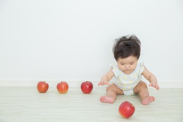 Fototapeta na wymiar 赤ちゃんとリンゴ