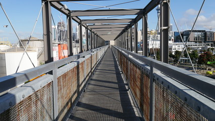 Naklejka premium bridge in the city