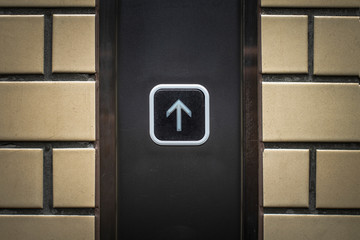 エレベーター　ボタン　指