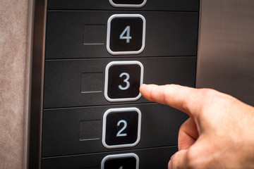 エレベーター　ボタン  3  指　